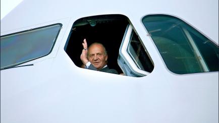 Juan Carlos I, en un avión en Tolouse durante una visita oficial a Francia en 2006.