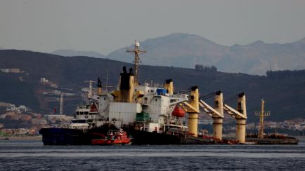 Trabajos para controlar la fuga de vertidos del buque semihundido