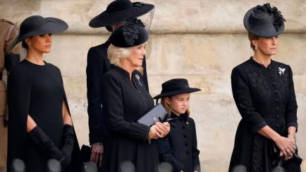 Meghan, Camilla, Kate (detrás), la princesa Carlota y Sophie despiden al cortejo fúnebre de la reina a bordo del carruaje estatal de armas de la Marina Real al finalizar el funeral.