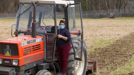 Un agricultora trabaja con el tractor en Chamoso, O Corgo (Lugo).