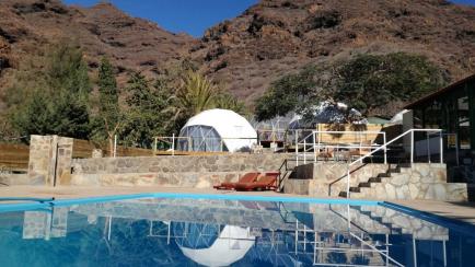 Uno de los pods y la piscina del camping Tasartico (Las Palmas).