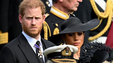 Meghan, junto a Harry, no puede contener las lágrimas al paso del féretro de la reina Isabel II tras acabar el funeral.