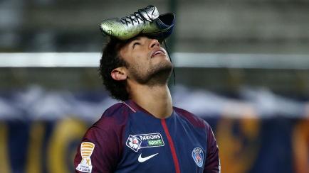 Neymar, celebra un gol en un partido de la liga francesa, sosteniendo una zapatilla de la marca Nike, en 2018
