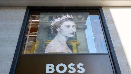 Escaparate de una tienda en Londres preparada para despedir a la Reina Isabel II