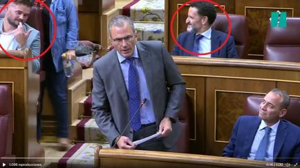 Gabriel Rufián (ERC) y Edmundo Bal (Ciudadanos) se miran y hablan de Ortega Smith (Vox)