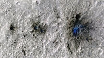 Imagen de la superficie de Marte tras el impacto de un meteorito