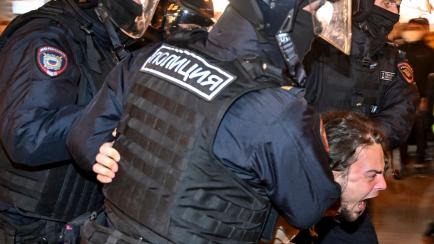 Un hombre, llevado a la fuerza por varios policías por manifestarse en Moscú