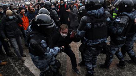 La policía se lleva por la fuerza a manifestantes contra Putin en Moscú