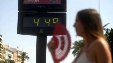 Una mujer durante una ola de calor en España.