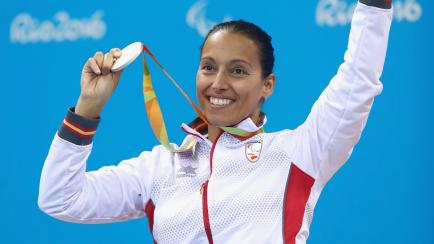 Teresa Perales celebra una de sus medallas.