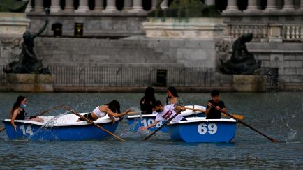 Jóvenes juegan en las barcas del parque del Retiro en Madrid, el pasado 1 de julio.