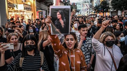 Manifestación contra el asesinato de Mahsa Amini en Estambul.