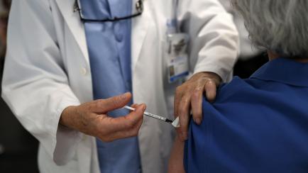 Un persona recibe una dosis de la vacuna contra el coronavitus en el Wizink Centre en Madrid. (Photo by 