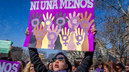 "Ni una menos", se lee en la pancarta de esta manifestante por los derechos de la mujer. 