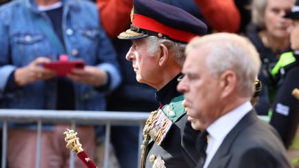 Carlos III junto al príncipe Andrés en el funeral de Isabel II.