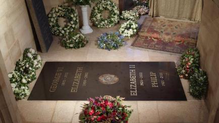 La lápida de la reina Isabel II en la Capilla del Rey Jorge del Castillo de Windsor.