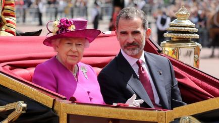 Britain's Queen Elizabeth rides in a carriage with Spain's King Felipe, in central London, Britain July 12, 2017. Spain's King Felipe of Spain and Queen Letizia started a state visit to Britain on Wednesday.   REUTERS/Dan Kitwood/Pool