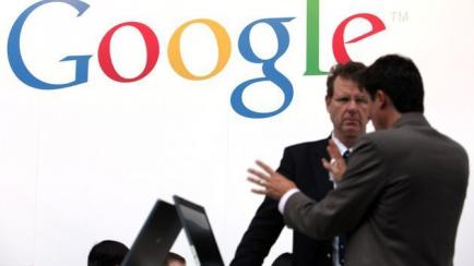 Dos empleados de Google charlando durante un acto en Frankfurt, Alemania.