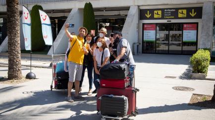Un grupo de turistas, frente al aeropuerto de Palma de Mallorca el 7 de junio de 2021.