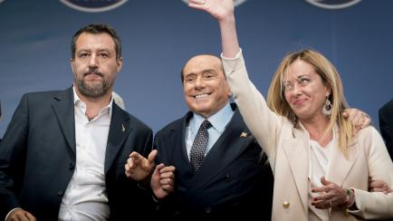 Matteo Salvini, Silvio Berlusconi y Giorgia Meloni, durante el cierre de la campaña electoral en Roma. 