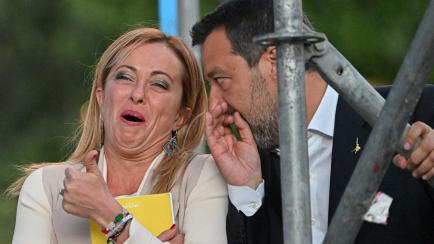 Matteo Salvini y Giorgia Meloni cuchichean en un mitin en Roma. el pasado 22 de septiembre. 
