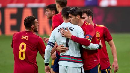 Morata saludando a Cristiano Ronaldo en el amistoso disputado por España y Portugal, previo a la Eurocopa