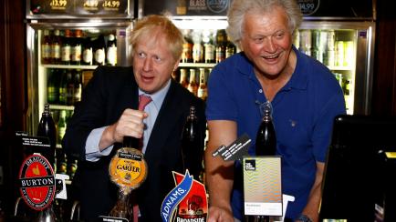 Boris Johnson y Tim Martin en un pub Wetherspoons en Londres.