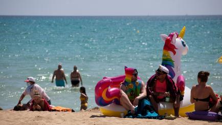 Turistas en una playa de Mallorca este martes.