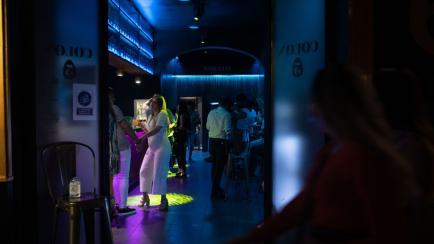 Gente en una discoteca de Sevilla la primera noche sin toque de queda