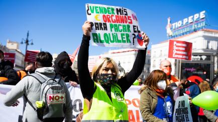 Un grupo de manifestantes protesta por el precio de los alquileres en la Puerta de Sol en Madrid.