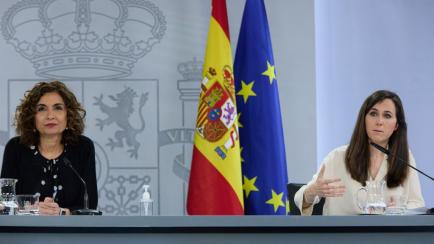 La portavoz del Gobierno, María Jesús Montero (izq) y la ministra de Derechos Sociales y Agenda 2030, Ione Belarra, en Moncloa.
