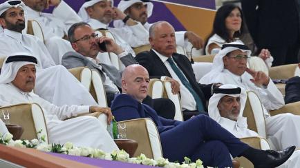 El presidente de la FIFA, Gianni Infantino, junto a la plana mayor catarí en un partido reciente