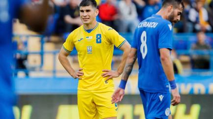 Ruslan Malinovskiy en un partido amistoso de Ucrania con Chipre el pasado lunes, con la nueva camiseta oficial de Ucrania.