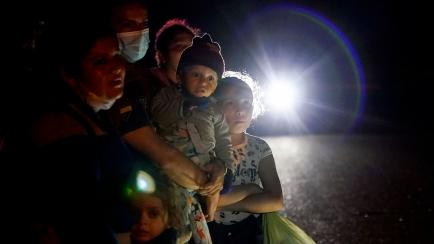 Un grupo de migrantes de Honduras y Nicaragua, en la frontera entre EEUU y México, en La Joya.