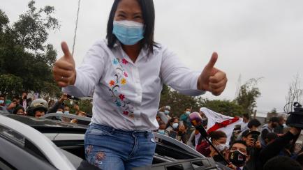 La candidata derechista a la presidencia de Perú, Keiko Fujimori, saluda a sus seguidores después de votar el 6 de junio de 2021.
