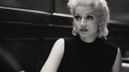 Ana de Armas, como Marilyn Monroe, en 'Blonde'.