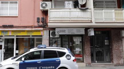 02/12/2019.- Un vehículo de los Mossos d'Esquadra ante el edificio en el que un hombre de 44 años ha matado a su pareja sentimental, una mujer de 36 años, y se ha entregado a la policía catalana en una comisaría de El Prat de Llobregat (Bar...
