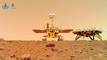 El robot explorador Zhurong y la plataforma de amartizaje Tianwen, en la superficie de Marte.