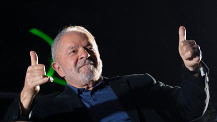 Lula da Silva, anoche en Sao Paulo, festejando la victoria con sus correligionarios del PT. 