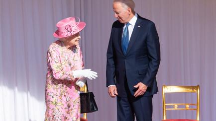 La reina Isabel II y el presidente estadounidense, Joe Biden, en el Castillo de Windsor, este domingo.