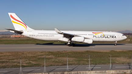 Un avión de la aerolínea Plus Ultra en el aeropuerto de Milán (Italia)