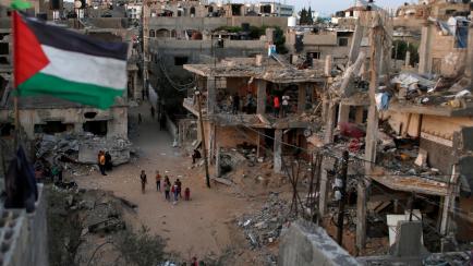 Una bandera palestina ondea en Gaza, destrozada tras la última ofensiva de Israel, el pasado 25 de mayo. 