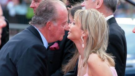 El rey Juan Carlos saluda a Corinna Zu Sayn - Wittgenstein, conocida como Corinna Larsen, durante la ceremonia de los premios Laureus 2006 en Barcelona. 