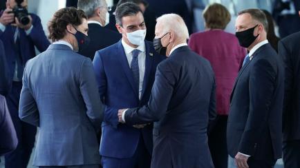 Pedro Sánchez conversa con Joe Biden y Justin Trudeau, ayer, en la cumbre de la OTAN en Bruselas. 