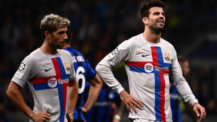 Sergi Roberto (izquierda) y Gerard Piqué, decepcionados en un momento del partido ante el Inter