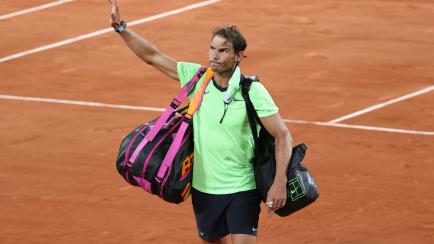 Rafael Nadal, abandonando la pista tras caer en semifinales de Roland Garros ante Djokovic