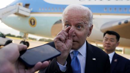 Joe Biden, hablando con la prensa antes de tomar su avión presidencial, ayer en Ginebra. 
