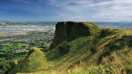 La colina de Cave Hill dominando la ciudad de Belfast en Irlanda del Norte.