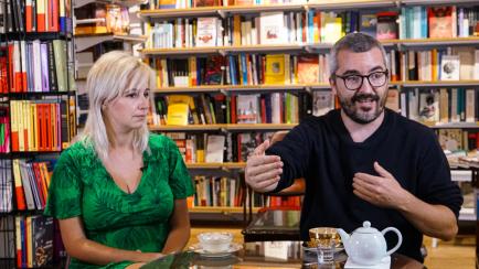 Carmona y Padilla, durante la entrevista con 'El HuffPost' en Olavide Bar de libros.