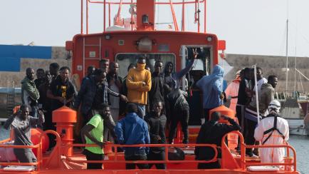 Llegada al Puerto del Rosario de las 36 personas rescatadas por salvamento marítimo cuando navegaban a bordo de una lancha neumática a unos 46 kilómetros al este de la isla de Fuerteventura.